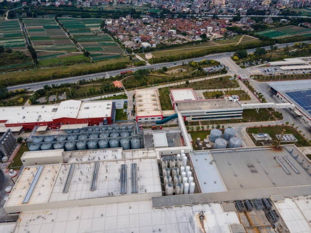 醸造所の液体タンクと道路の空中写真 - gasoline brewery beer liquid ストックフォトと画像