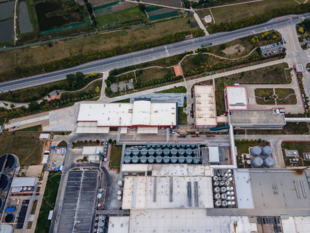 醸造所の液体タンクと道路の空中写真 - gasoline brewery beer liquid ストックフォトと画像