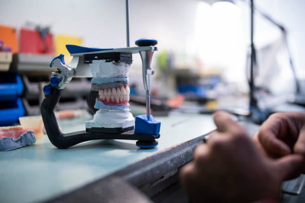 hombre trabajando en prótesis dentales. - technician dentures prosthetic equipment workshop fotografías e imágenes de stock