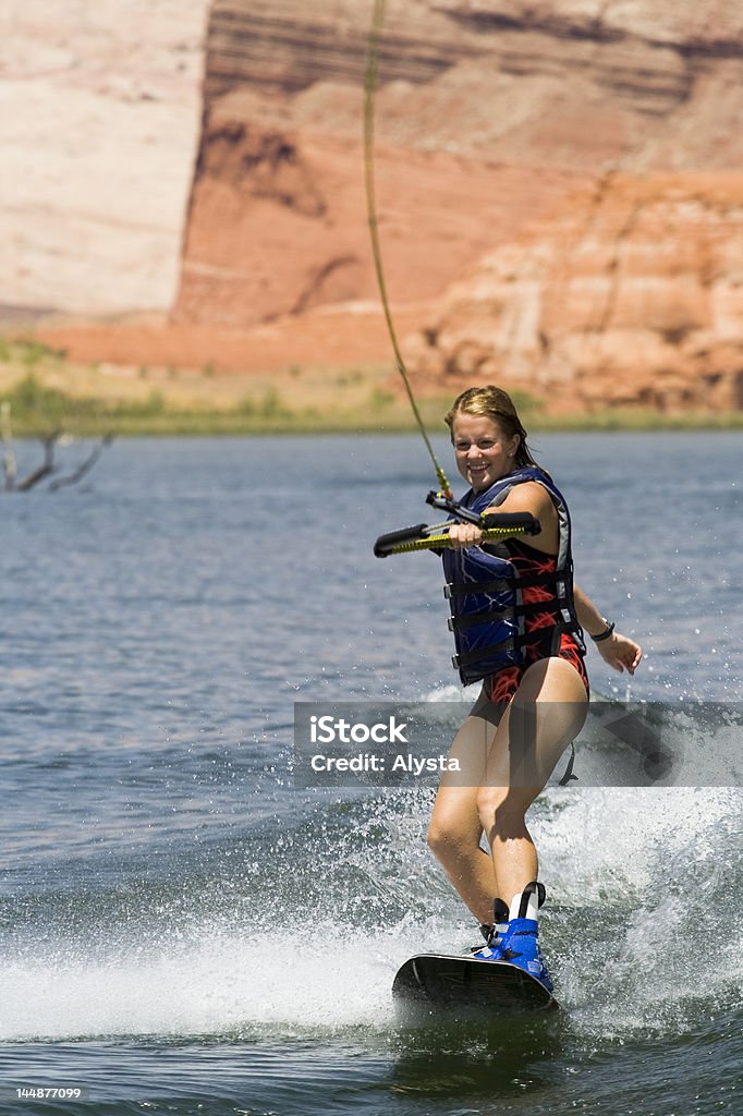 Dziewczyna Wakeboarding w Lake Powell - Zbiór zdjęć royalty-free (Czerwony)