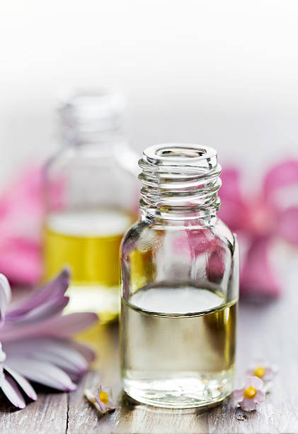 blumenessenz - alternative medicine herbal medicine aromatherapy oil herb stock-fotos und bilder