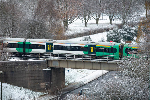 treno passeggeri sul ponte nel sud-est dell'inghilterra in inverno - southeast england foto e immagini stock