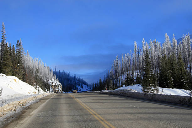 Strada invernale in Montagne Rocciose Canadesi - foto stock