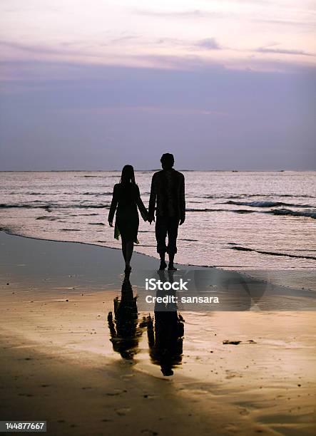 Foto de Casal No Pôrdosol e mais fotos de stock de Vista Traseira - Vista Traseira, Férias, Homens