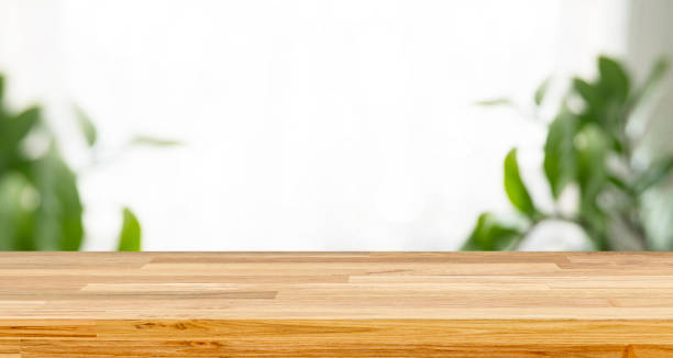 table en bois vide avec fond bokeh et lumière du soleil pour le texte, maquette de modèle et affichage du produit. nature verte - table counter top wood isolated photos et images de collection