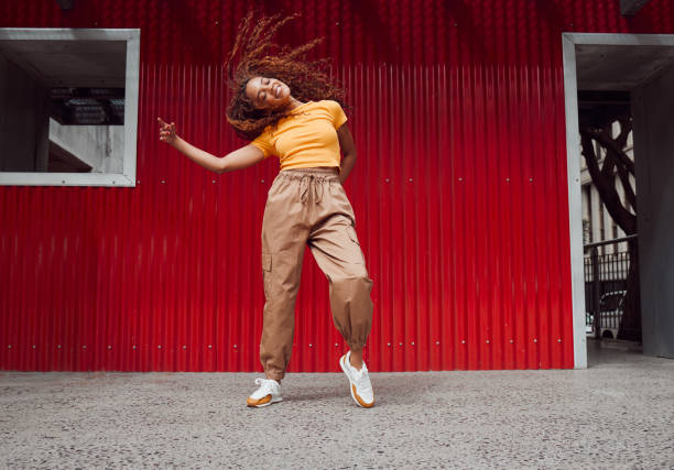 city, dança hip hop e uma mulher negra urbana em streetwear dançando ao ar livre em são paulo. música, dançarina e uma garota latina feliz e legal com estilo de rua ao ar livre, energia divertida, liberdade e juventude no brasil. - women dancing contemporary red - fotografias e filmes do acervo