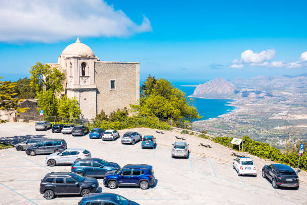 calle en erice - trapani sicily erice sky fotografías e imágenes de stock