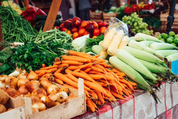 verdure fresche in vendita sulla bancarella del mercato - farmers market foto e immagini stock