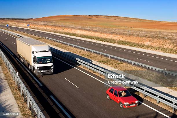 Ładunku Ciężarówek I Samochodów Na Autostradzie - zdjęcia stockowe i więcej obrazów Biały - Biały, Ciężarówka, Czerwony