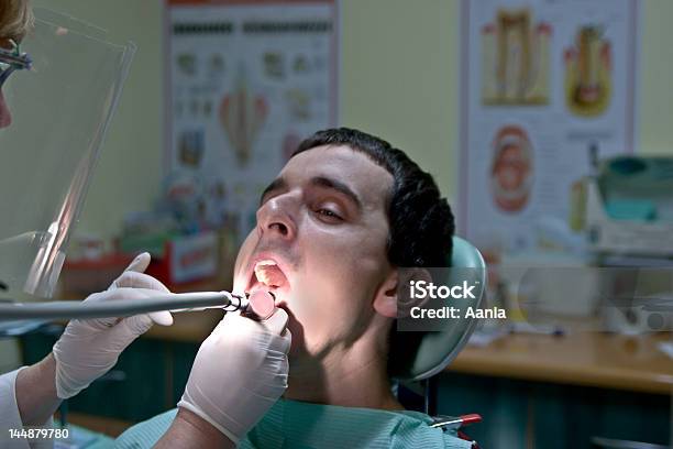 Jovem No Dentista - Fotografias de stock e mais imagens de Adolescência - Adolescência, Adulto, Assistente de Dentista