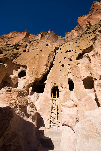 cliff costruzioni di bandelier nuovo messico - bandelier national monument foto e immagini stock