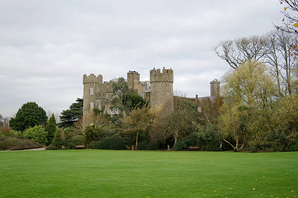 マラハイド城でアイルランド - castle republic of ireland dublin ireland malahide ストックフォトと画像