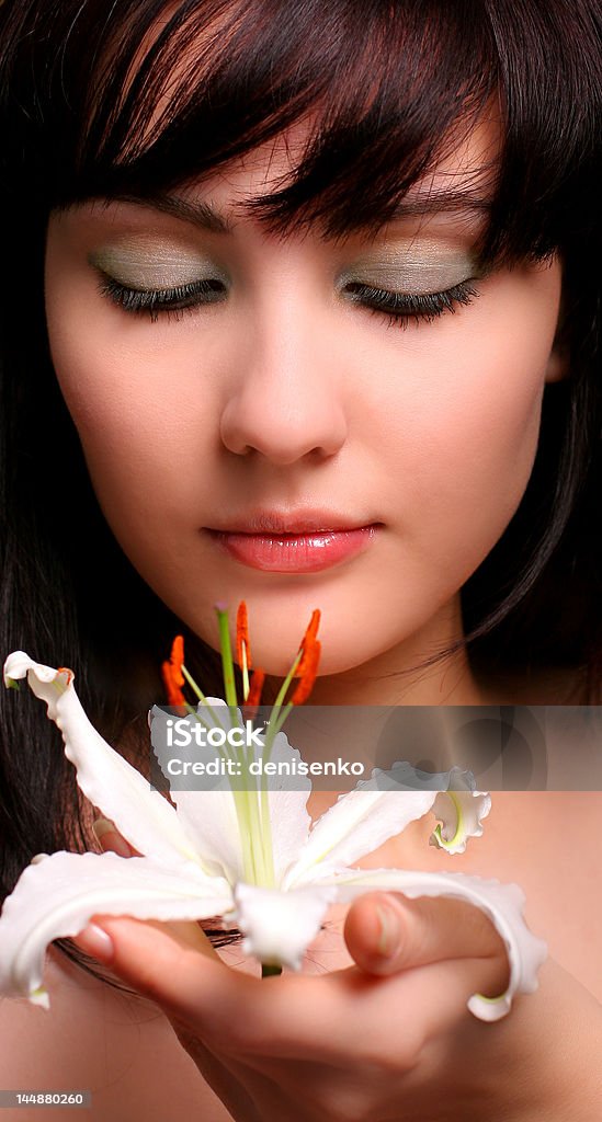 brunette avec des fleurs de lys blanc - Photo de Adulte libre de droits