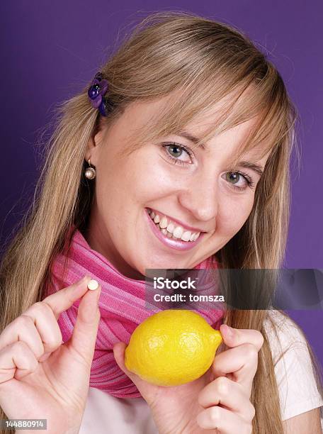 Mulher Com Limão - Fotografias de stock e mais imagens de Adulto - Adulto, Alimentação Saudável, Beleza