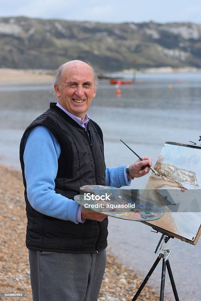 Maduro Senior artista Pintando by the sea - Foto de stock de Pintar royalty-free