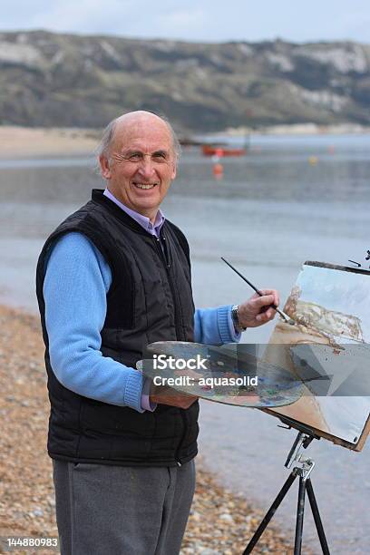 Foto de Maduro Senior Artista Pintando By The Sea e mais fotos de stock de Pintar - Pintar, Terceira idade, 70 anos