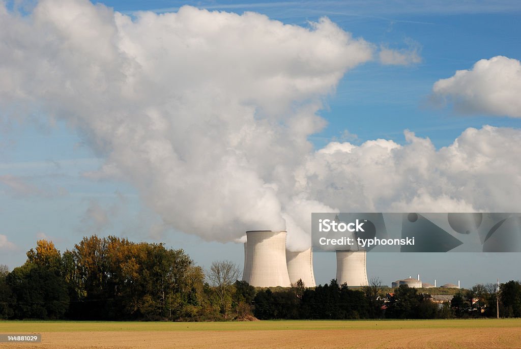 Les tours de refroidissement d'une centrale nucléaire - Photo de Alimentation électrique libre de droits