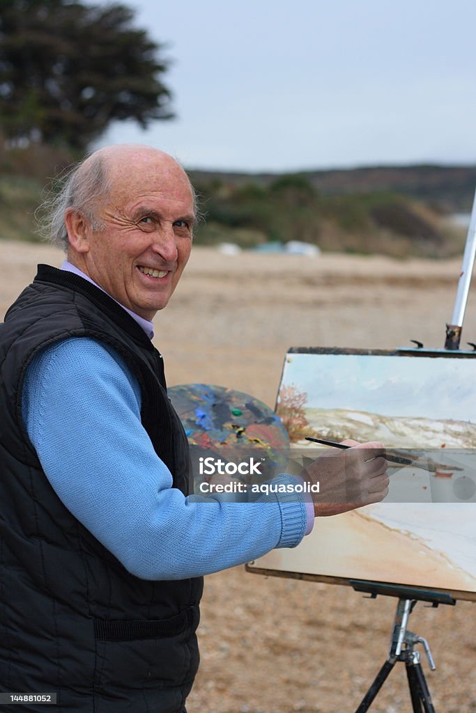 Senior mature artiste peinture au bord de la mer - Photo de Chevalet de peintre libre de droits