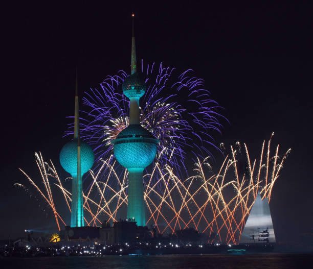 쿠웨이트 타워 불꽃놀이 - kuwait tower 뉴스 사진 이미지