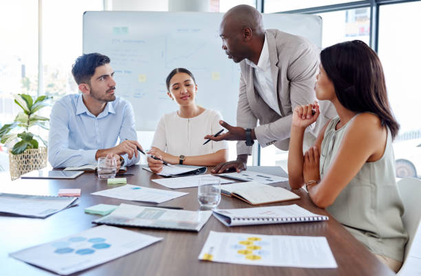 프로젝트 관리, 리더십 및 마케팅 전략, 컨설팅 및 팀워크를 위한 회의에서 비즈니스 사람들과 계획합니다. 연구를 위해 사무실에 있는 직원들과의 협업, 성장 및 미래 - 해결책 뉴스 사진 이미지