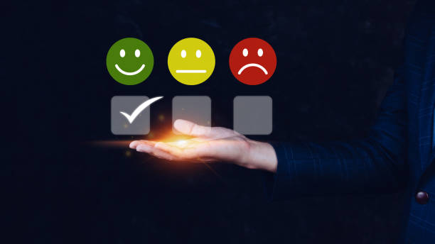 Businessman choosing happy smile face icon. feedback rating and positive customer review experience, satisfaction survey. mental health assessment. World mental health day concept hombre de negocios que elige el icono de la cara de la sonrisa feliz. calificación de comentarios y experiencia positiva de revisión del cliente, encuesta de satisfacción. evaluación de salud mental. concepto del día mundial de la salud mental