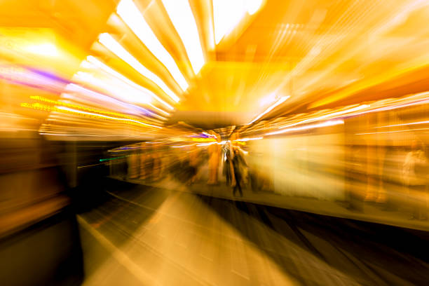 das innere einer metrostation in paris mit optischem zoomeffekt und bewegungsunschärfe - trail subway platform speed people stock-fotos und bilder