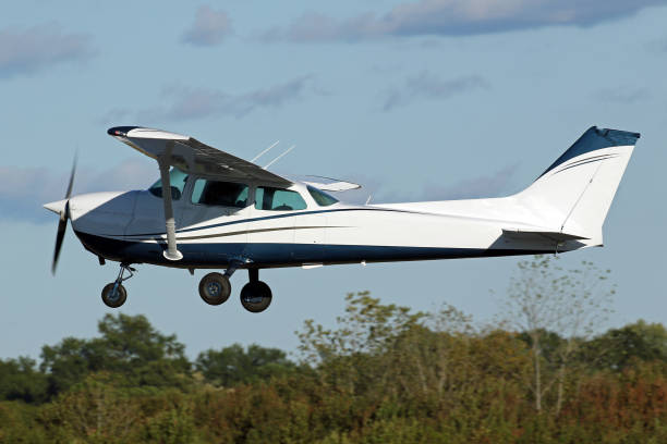 avión de entrenamiento cessna 172, despegando del aeropuerto de atlanta peachtree - skyhawk fotografías e imágenes de stock