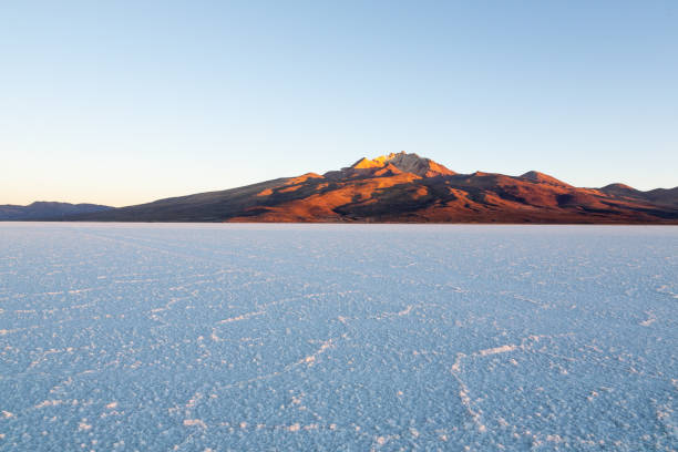 salar de uyuni,cerro tunupa view - southern usa sand textured photography imagens e fotografias de stock