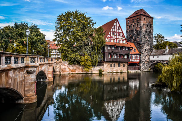 vue panoramique de la vieille ville et du pont du bourreau sur la rivière pegnitz à nuremberg, allemagne - german culture photos et images de collection