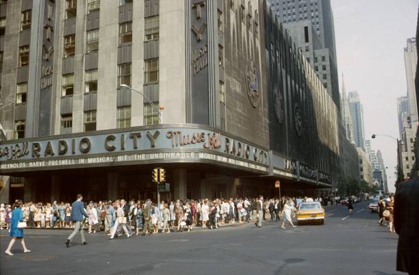 la famosa radio city hall sulla 6th ave nel centro di manhattan, new york city - urban scene business sign large group of people foto e immagini stock