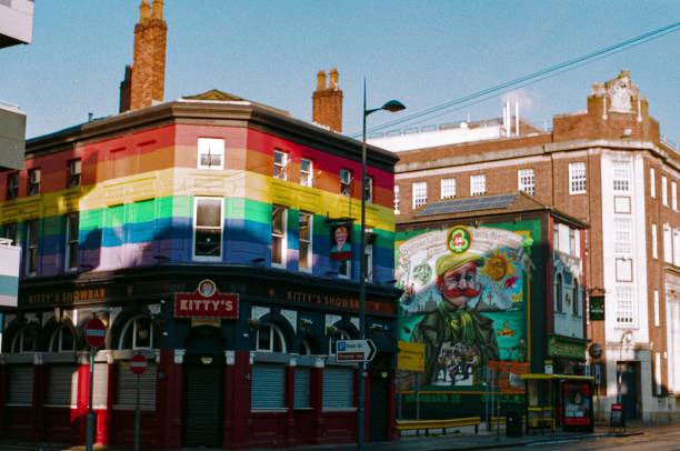 hermoso edificio de café pintado en el histórico liverpool, reino unido - merseyside fotografías e imágenes de stock