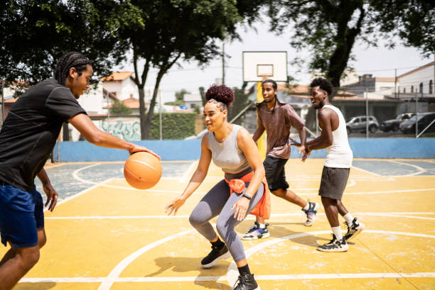 personas jugando al baloncesto - marcar al adversario fotografías e imágenes de stock