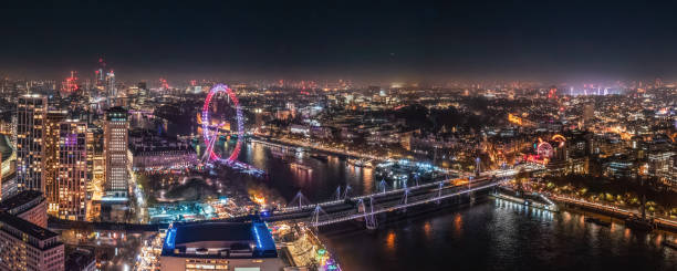 epicki nocny widok z lotu ptaka na londyn, tamizę, london eye, westminster. panorama pejzaż miejski - london england aerial view skyscraper mid air zdjęcia i obrazy z banku zdjęć