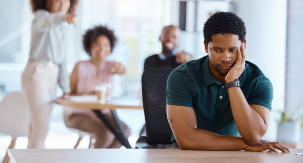 l’intimidation en milieu de travail, la dépression et les commérages d’hommes d’affaires souffrant d’anxiété, de santé mentale et de conflit au bureau. solitude, dépression et harcèlement d’une victime triste dans la discrimination des tra - menace photos et images de collection