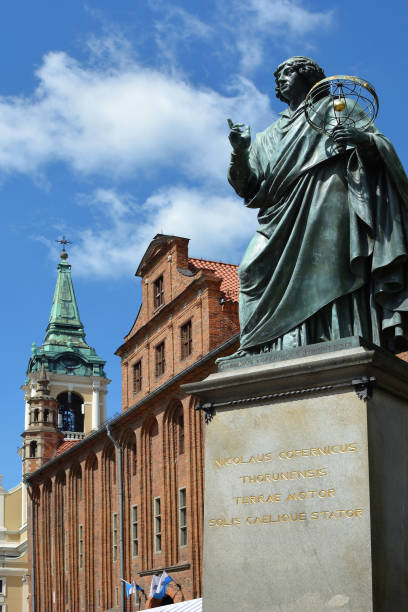 memorial de copérnico em torun - polónia - nicolaus copernicus - fotografias e filmes do acervo