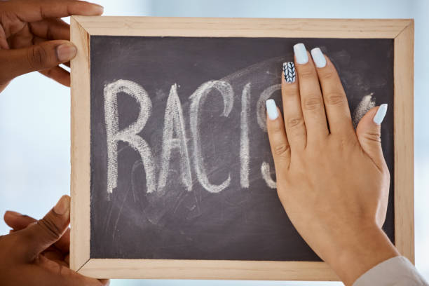 racisme, protestation et arrêt des mains sur tableau noir pour éliminer les inégalités en écrivant pour un changement dans la société. race, préjugés et groupes de protestations nettoyant le tableau noir pour effacer les mots de haine en gros plan - rubbing human hand togetherness women photos et images de collection