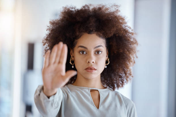 les mains, les rh et le gestionnaire signent d’arrêt avec la main dans le bureau, sérieux, le pouvoir et le changement dans l’entreprise. une femme noire lutte contre le harcèlement sexuel, la discrimination et l’environnement de travail toxique a - social security flash photos et images de collection