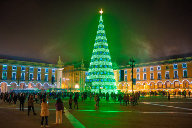 рождественская елка на площади коме�рсиу в лиссабоне - noble fir стоковые фото и изображения