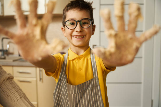 nahaufnahme eines kindes beim kochen zu hause - school classroom child back to school stock-fotos und bilder