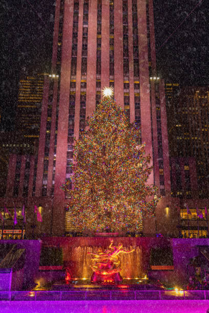 The  Christmas Tree at Rockefeller Center in NYC The Christmas tree at Rockefeller Center. December 2022. New York City, NY. USA rockefeller ice rink stock pictures, royalty-free photos & images