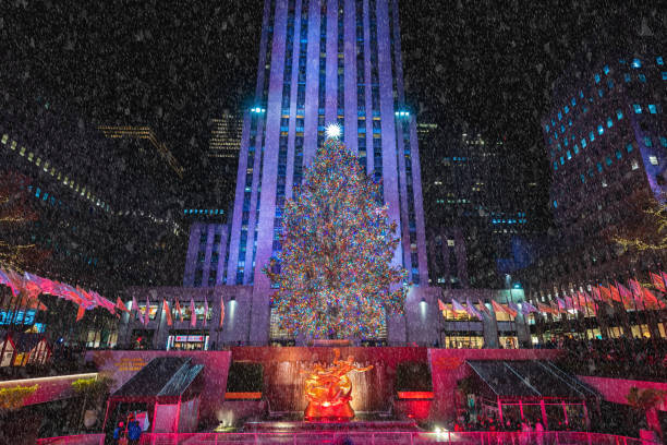The  Christmas Tree at Rockefeller Center in NYC The Christmas tree at Rockefeller Center. December 2022. New York City, NY. USA rockefeller ice rink stock pictures, royalty-free photos & images