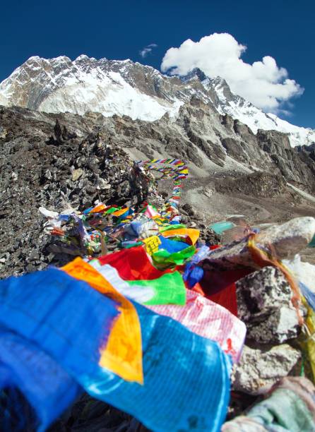 picco del lhotse con le bandiere di preghiera dal passo kongma la - sella pass foto e immagini stock