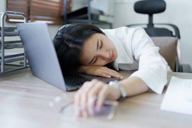 sme事業主、コンピュータと財務諸表を使用する女性の肖像画ビジネスに投資する能力を高めるために市場を拡大する上での不安な表現 - うつ病 休職 ストックフォトと画像