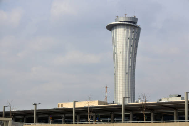 torre de control de tráfico aéreo en el aeropuerto ben gurion en lod israel - air traffic control tower airport runway air travel fotografías e imágenes de stock