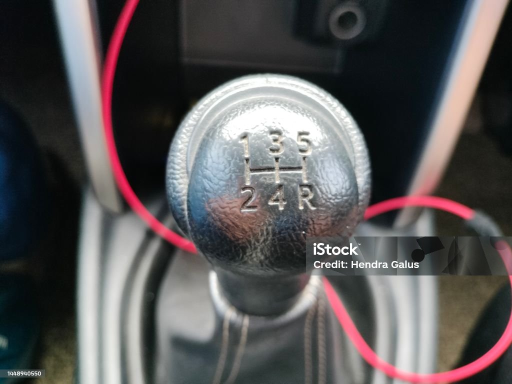 Schaltknüppel Schaltgetriebe Hand Auf Die Gangschaltung In Einem Auto  Stockfoto und mehr Bilder von Anfang - iStock