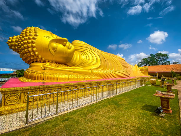 templo wat laem pho con buda dorado reclinado en songkhla, tailandia - reclining buddha fotografías e imágenes de stock
