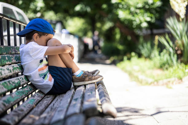 little kid feeling sad - little boys child sadness depression imagens e fotografias de stock