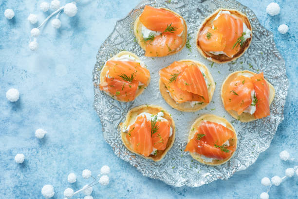 Blini con el salmón ahumado y ricota - foto de stock