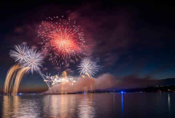 фейерверк на морском входе, ванкувер, британская колумбия - english bay flash стоковые фото и изображения