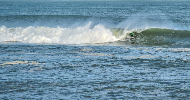 surfista de olas grandes en acción en la playa norte de hossegor - big wave surfing fotografías e imágenes de stock